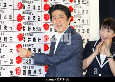 Tokyo, Japon. 21 juillet, 2013. Le Premier ministre japonais Shinzo Abe sourire alors qu'il met une rosette sur un nom de Parti libéral-démocrate à l'égard du lauréat au cours de la chambre haute à l'administration centrale des élections LDP le 21 juillet 2013 à Tokyo, Japon. Koichi Kamoshida/crédit : Jana Press/ZUMAPRESS.com/Alamy Live News Banque D'Images