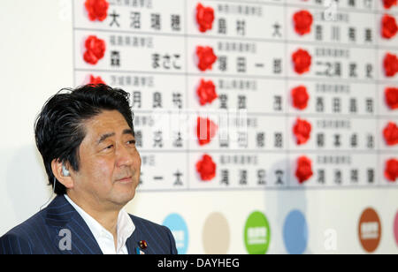 Tokyo, Japon. 21 juillet, 2013. Le Premier ministre japonais Shinzo Abe sourire alors qu'il met une rosette sur un nom de Parti libéral-démocrate à l'égard du lauréat au cours de la chambre haute à l'administration centrale des élections LDP le 21 juillet 2013 à Tokyo, Japon. Koichi Kamoshida/crédit : Jana Press/ZUMAPRESS.com/Alamy Live News Banque D'Images