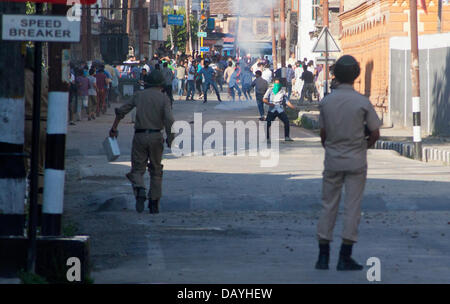 Srinagar, Cachemire indien le 20 juillet 2013. Les jeunes cachemiris lancer des pierres à des policiers indiens au cours d'affrontements dans la région de Srinagar, capitale de l'été le Cachemire sous administration indienne . La région de l'Himalaya, contestée par l'Inde et le Pakistan est resté fermé pour la troisième journée consécutive dimanche contre l'assassinat de quatre musulmans par les forces de sécurité indiennes dans la région de Ramban sur Crédit Jeudi : Sofi Suhail/Alamy Live News Banque D'Images