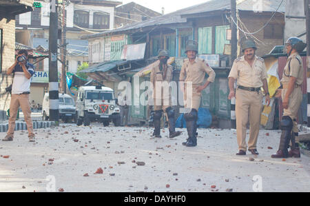 Srinagar, Cachemire indien le 20 juillet 2013. Les policiers indiens au cours d'affrontements dans la région de Srinagar, capitale de l'été le Cachemire sous administration indienne . La région de l'Himalaya, contestée par l'Inde et le Pakistan est resté fermé pour la troisième journée consécutive dimanche contre l'assassinat de quatre musulmans par les forces de sécurité indiennes dans la région de Ramban sur Crédit Jeudi : Sofi Suhail/Alamy Live News Banque D'Images