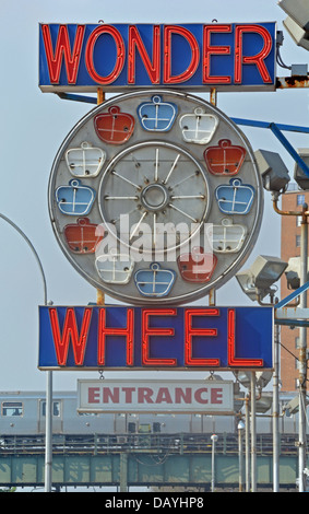 La Wonder Wheel ferris prends dans Coney Island d'une concentration élevée de métro passent dans le fond. Brooklyn, New York Banque D'Images