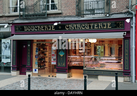 Une Boucherie Charcuterie traditionnelle (boucheries shop) à Abbeville, Somme, France. Banque D'Images