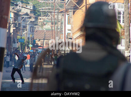 Srinagar, Cachemire indien le 20 juillet 2013. Les jeunes cachemiris lancer des pierres à des policiers indiens au cours d'affrontements dans la région de Srinagar, capitale de l'été le Cachemire sous administration indienne . La région de l'Himalaya, contestée par l'Inde et le Pakistan est resté fermé pour la troisième journée consécutive dimanche contre l'assassinat de quatre musulmans par les forces de sécurité indiennes dans la région de Ramban sur Crédit Jeudi : Sofi Suhail/Alamy Live News Banque D'Images