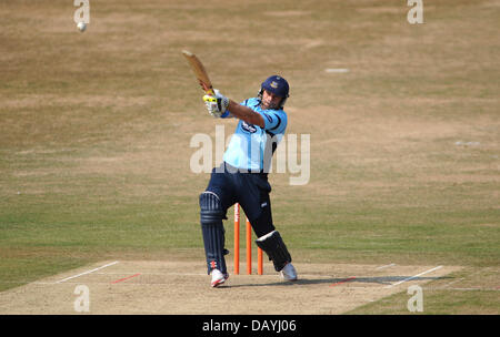 Hove, Royaume-Uni. 21 juillet, 2013. Batteur Michael Yardy Requins Sussex hits contre Essex Eagles dans leur T20 match de cricket Hove cet après-midi Banque D'Images