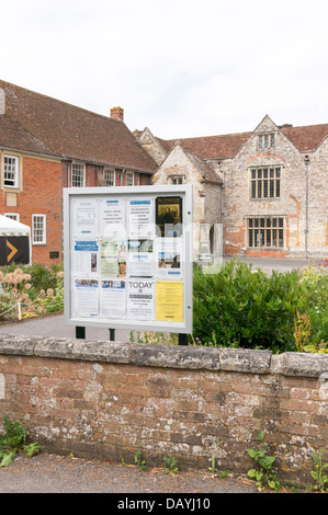 Affichage à l'entrée de Salisbury et South Wilts Museum de la cathédrale de Salisbury Royaume-uni Fermer Banque D'Images