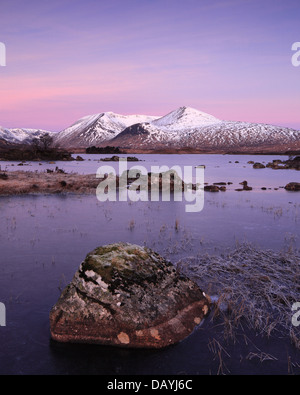 Plus de crépuscule Lochan na h-Achlaise et Mont Noir sur Rannoch Moor dans les Highlands d'Ecosse Banque D'Images