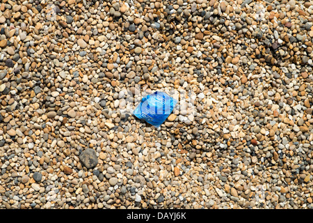 Durex préservatif vide jetés gauche paquet sur plage de galets UK Banque D'Images