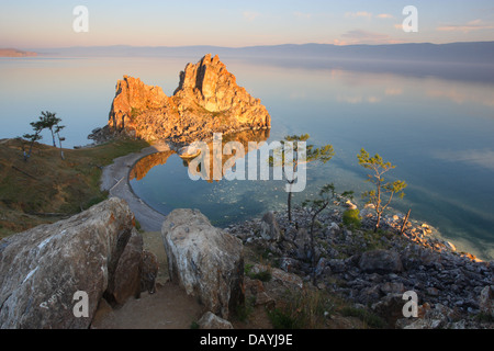 'La montagne' hamanka, Cap Burkhan, l'un des neuf la plupart des lieux sacrés en Asie sur l'île d'Olkhon sur le lac Baïkal en Sibérie, Russie Banque D'Images
