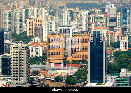 Vue aérienne de la zone de Clarke Quay Singapour à partir de la piscine à débordement sur le toit de l'hôtel Marina Bay Sands Casino and Resort Hotel. Banque D'Images
