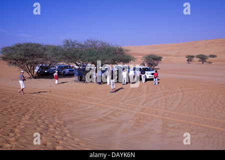 La Sharqiya (fomerly Wahiba Sands), sont une destination populaire pour les safaris 4X4 provenant de l'une des deux villes en Oman. Banque D'Images