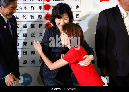 Tokyo, Japon. 21 juillet, 2013. Marukawa Tamayo, foreground, reçoit une accolade de félicitations de Seiko Noda, président du Parti Libéral Démocrate Conseil général, à la centrale du parti à Tokyo le dimanche, Juillet 21, 2013, après Marukawa a été élu en l'élection de la chambre haute du dimanche. Credit : AFLO/Alamy Live News Banque D'Images