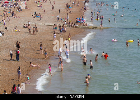 Brighton, Sussex, UK. 21 juillet, 2013. Des milliers d'amateurs de soleil la tête à les plages de Brighton sur le week-end que la canicule ne montre aucun signe d'assouplissement Crédit : amer ghazzal/Alamy Live News Banque D'Images