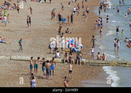 Brighton, Sussex, UK. 21 juillet, 2013. Des milliers d'amateurs de soleil la tête à les plages de Brighton sur le week-end pour se rafraîchir comme la canicule ne montre aucun signe d'assouplissement Crédit : amer ghazzal/Alamy Live News Banque D'Images