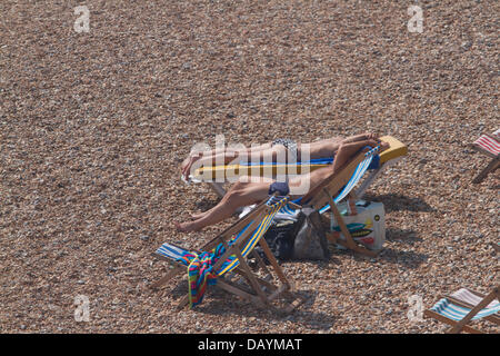 Brighton, Sussex, UK. 21 juillet, 2013. Des milliers d'amateurs de soleil la tête à les plages de Brighton sur le week-end pour se rafraîchir comme la canicule ne montre aucun signe d'assouplissement Crédit : amer ghazzal/Alamy Live News Banque D'Images