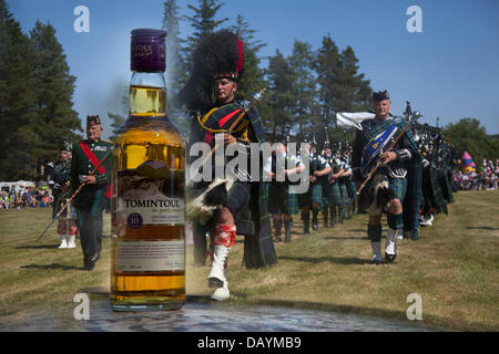 Tomintoul, Ecosse, Royaume-Uni. 20 juillet, 2013. Montage des Highland Games et Tomintoul annuel qui avait lieu le 3ème samedi de juillet, à l'showground dans le village. Cet événement sportif, événement historique et traditionnelle dans les années précédentes a été aux prises avec de mauvaises conditions météorologiques et a été annulée à plusieurs reprises. Le Parc National de Cairngorms abrite quelques uns des meilleurs et des plus célèbres jeux des highlands en Ecosse et a une longue tradition et d'histoire où les clans s'affrontent dans des événements sportifs. Credit : Mar Photographics/Alamy Live News Banque D'Images