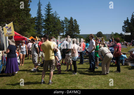 Tomintoul, Ecosse, Royaume-Uni. 20 juillet, 2013. La foule l'achat de la crème glacée à l'Assemblée Tomintoul Highland Games et qui avait lieu le 3ème samedi de juillet, à l'showground dans le village. Cet événement sportif, événement historique et traditionnelle dans les années précédentes, a été marquée par le mauvais temps et a été annulée à plusieurs reprises. Le Parc National de Cairngorms est la maison à certains des meilleurs et des plus célèbres jeux des highlands en Ecosse et a une longue tradition et d'histoire où les clans s'affrontent dans des événements sportifs. Credit : Mar Photographics/Alamy Live News Banque D'Images