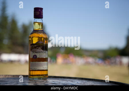 Tomintoul, Ecosse, Royaume-Uni. 20 juillet, 2013. Promotion whisky Tomintoul lors de l'Assemblée Tomintoul Highland Games et qui avait lieu le 3ème samedi de juillet, à l'showground dans le village. Cet événement sportif, événement historique et traditionnelle dans les années précédentes, a été marquée par le mauvais temps et a été annulée à plusieurs reprises. Le Parc National de Cairngorms est la maison à certains des meilleurs et des plus célèbres jeux des highlands en Ecosse et a une longue tradition et d'histoire où les clans s'affrontent dans des événements sportifs. Credit : Mar Photographics/Alamy Live News Banque D'Images