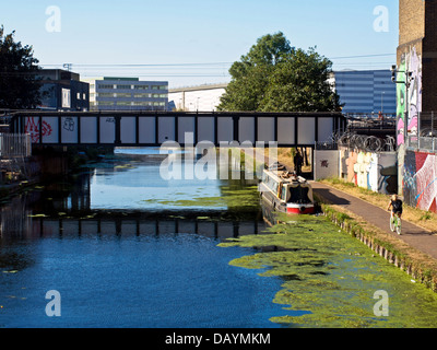 La rivière Lee La navigation à Hackney Wick, East London, Angleterre, Royaume-Uni Banque D'Images