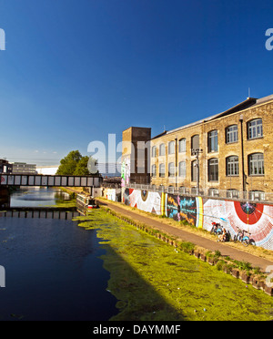 La rivière Lee La navigation à Hackney Wick, East London, Angleterre, Royaume-Uni Banque D'Images