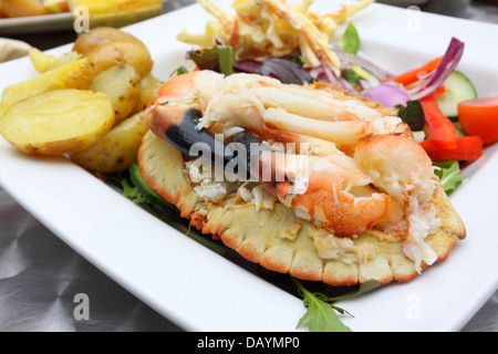 Crabe Cromer servie avec salade en Cromer, Norfolk, England, UK Banque D'Images