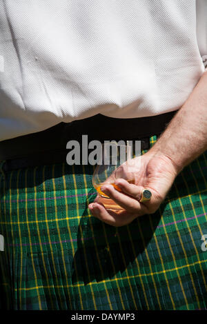 Tomintoul, Ecosse, Royaume-Uni. 20 juillet, 2013. MacBride Stuart MacBride portant au Scottish Tartan rafraîchissements lors de l'Assemblée Tomintoul Highland Games et qui avait lieu le 3ème samedi de juillet, à l'showground dans le village. Cet événement sportif, événement historique et traditionnelle dans les années précédentes, a été marquée par le mauvais temps et a été annulée à plusieurs reprises. Banque D'Images