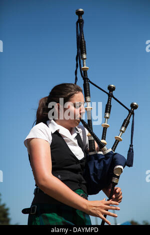 Une femme écossaise piper lors des matchs et du rassemblement annuels des Highlands de Tomintoul, qui se tiennent le samedi 3rd juillet, au centre d'exposition du village.Le parc national de Cairngorms abrite certains des meilleurs et des plus célèbres jeux des Highlands d'Écosse et a une longue tradition et histoire des jeux des Highlands où les clans se disputeraient dans les événements sportifs. Banque D'Images