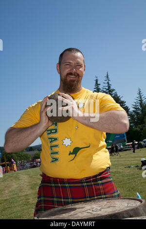 Aaron Monks, de Sydney Australie, a tourné, a participé aux Open Heavy Events aux Jeux annuels de Tomintoul Highland et au rassemblement qui a eu lieu le samedi 3rd juillet, au champ d'exposition du village.Cet événement sportif, historique et traditionnel des années précédentes, a été assailli de mauvais temps et a été annulé à plusieurs reprises.Le parc national de Cairngorms abrite certains des meilleurs et des plus célèbres jeux des Highlands d'Écosse. Banque D'Images