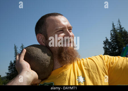 Aaron Monks, de Sydney Australie, a tourné, a participé aux Open Heavy Events aux Jeux annuels de Tomintoul Highland et au rassemblement qui a eu lieu le samedi 3rd juillet, au champ d'exposition du village.Cet événement sportif, historique et traditionnel des années précédentes, a été assailli de mauvais temps et a été annulé à plusieurs reprises.Le parc national de Cairngorms abrite certains des meilleurs et des plus célèbres jeux des Highlands d'Écosse. Banque D'Images