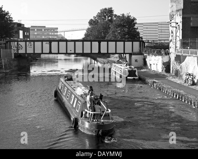 La rivière Lee La navigation à Hackney Wick, East London, Angleterre, Royaume-Uni Banque D'Images