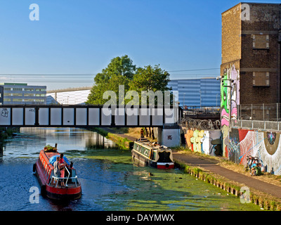 La rivière Lee La navigation à Hackney Wick, East London, Angleterre, Royaume-Uni Banque D'Images