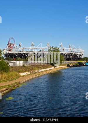 Vue sur le stade olympique de Stratford et l'ArcelorMittal Orbit sur la rivière Lea (Lee) Navigation à Hackney Wick Banque D'Images