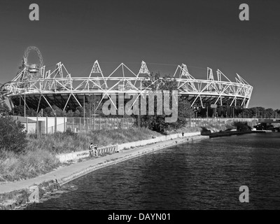 Le noir et blanc vue sur le Stade Olympique et l'ArcelorMittal Orbit sur la rivière Lea (Lee) la navigation, Hackney Wick Banque D'Images