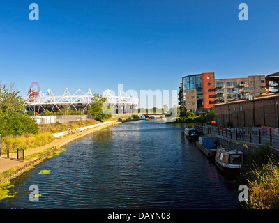 Vue sur le stade olympique de Stratford et l'ArcelorMittal Orbit sur la rivière Lea (Lee) Navigation à Hackney Wick Banque D'Images