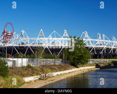 Vue sur le stade olympique de Stratford et l'ArcelorMittal Orbit sur la rivière Lea (Lee) Navigation à Hackney Wick Banque D'Images