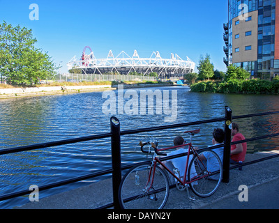 Vue sur le stade olympique de Stratford et l'ArcelorMittal Orbit sur la rivière Lea (Lee) Navigation à Hackney Wick Banque D'Images