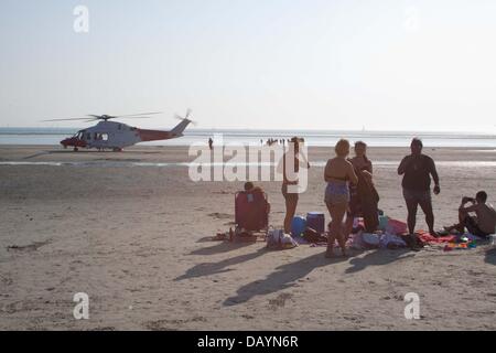 West Wittering, UK. 21 juillet, 2013. Une urgence médicale à West Wittering Beach, West Sussex. L'urgence a été suivie par 3 ambulances, 2 voitures médicales, 2 voitures de police et un hélicoptère de garde-côtes. Crédit : Andrew Spiers/Alamy Live News Banque D'Images