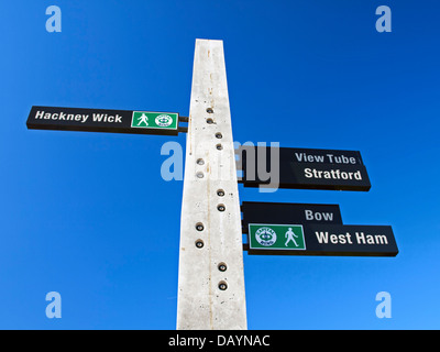 Panneau routier dans le parc olympique, Stratford, East London, Angleterre, Royaume-Uni Banque D'Images