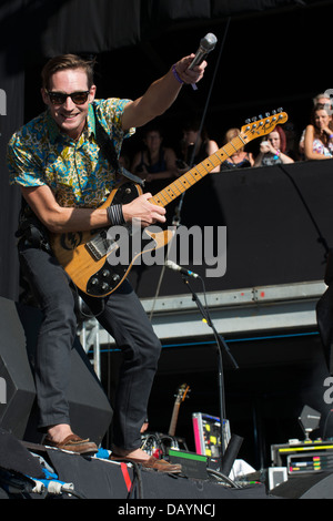 Dan Gillespie Sells, chant et guitare, l'impression fonctionne à Go Local, Queen Elizabeth Olympic Park, Londres. Le 19/07/2013 Banque D'Images