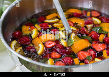 Poinçon mixtes avec fruits frais dans un bol en métal Banque D'Images