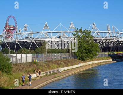 Vue sur le stade olympique de Stratford et l'ArcelorMittal Orbit sur la rivière Lea (Lee) Navigation à Hackney Wick Banque D'Images