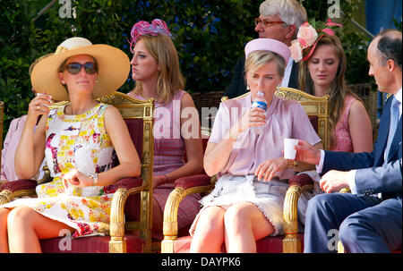 Bruxelles, Belgique. 21 juillet, 2013. La Princesse Claire (L-R), la Princesse Maria Laura, Princes Astrid, Princesse Luisa Maria et le Prince Lorenz assistent à la parade militaire et civile à l'occasion de la Fête Nationale de Belgique à Bruxelles, Belgique, 21 juillet 2013. Dans un acte officiel, le Roi Albert II de Belgique a signé son abdication de quitter le trône belge à son fils qui est devenu le roi Philippe de Belgique. Photo : Albert Nieboer//dpa/Alamy Live News Banque D'Images