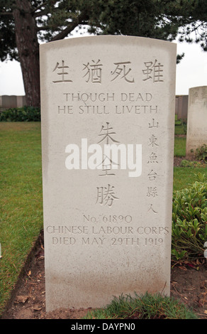 Pierre tombale pour un membre de la main-d'œuvre chinois Corps dans la CWGC Noyelles-sur-Mer Le cimetière chinois, Somme, Picardie, France. Banque D'Images