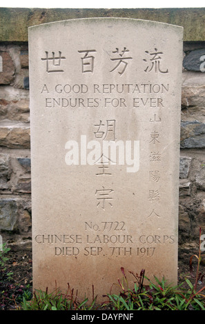 Pierre tombale pour un membre de la main-d'œuvre chinois Corps dans la CWGC Noyelles-sur-Mer Le cimetière chinois, Somme, Picardie, France. Banque D'Images