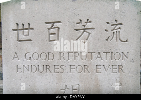 Proverbe chinois sur une pierre tombale pour un membre de la population chinoise, Corps CWGC Noyelles-sur-Mer Le cimetière chinois, Somme, France. Banque D'Images