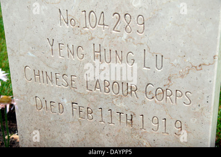 Pierre tombale pour un membre de la main-d'œuvre chinois Corps dans la CWGC Noyelles-sur-Mer Le cimetière chinois, Somme, Picardie, France. Banque D'Images