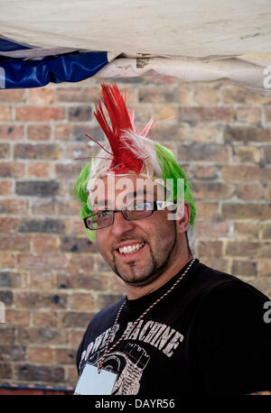 Londres, Royaume-Uni. 21 juillet 2013. Un homme portant une perruque de nouveauté en italien couleurs nationales comme il mans un décrochage à un marché alimentaire à thème italien a tenu à célébrer la procession en l'honneur de Notre Dame du Mont Carmel. Photographe : Gordon 1928/Alamy Live News Banque D'Images