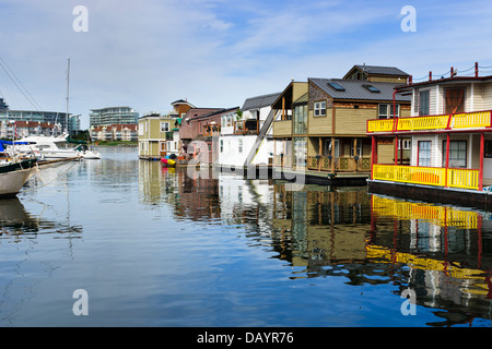 Fisherman’s Wharf est une communauté de maisons flottantes colorées située à seulement dix minutes à pied du port intérieur de Victoria, en Colombie-Britannique Banque D'Images