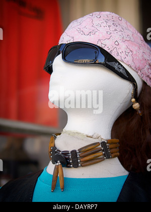 Un mannequin dans un magasin habillé en femme motard. Banque D'Images