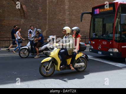 Happy smiling man and woman riding scooter Yamaha à Bologne Italie Banque D'Images