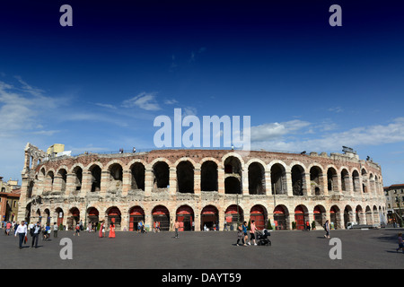 Italie Vérone les Arènes de Vérone (Arena di Verona) un amphithéâtre romain dans la Piazza Bra à Vérone Italie Banque D'Images